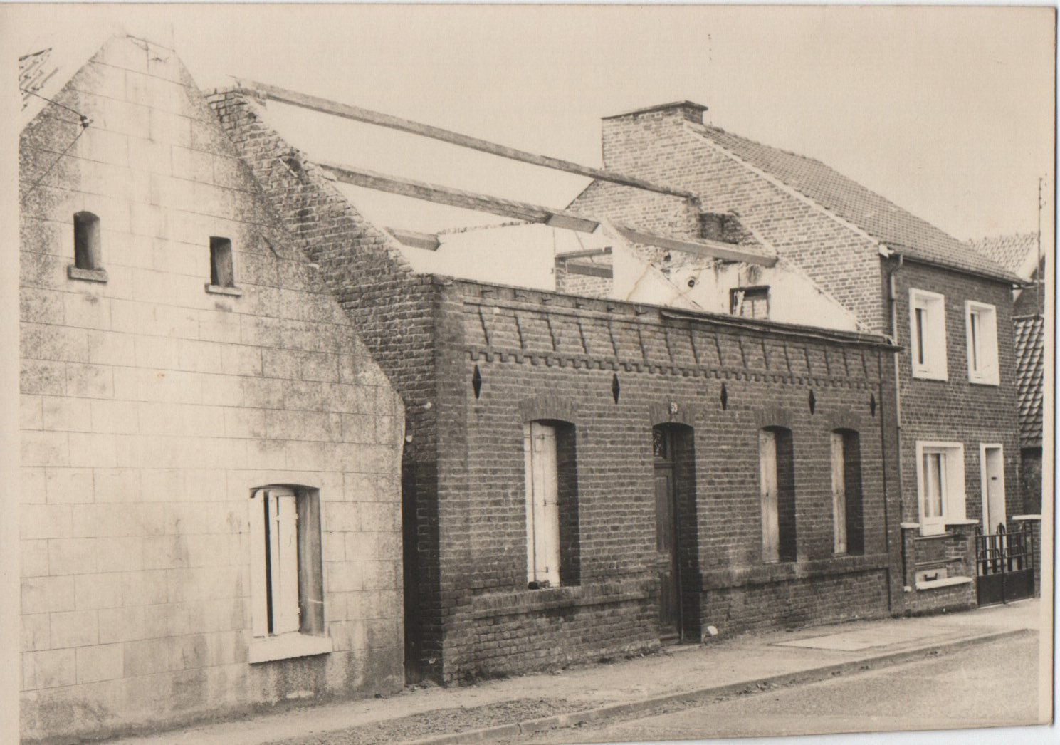 Destruction d'une maison pour la création de la Cité Fleurie