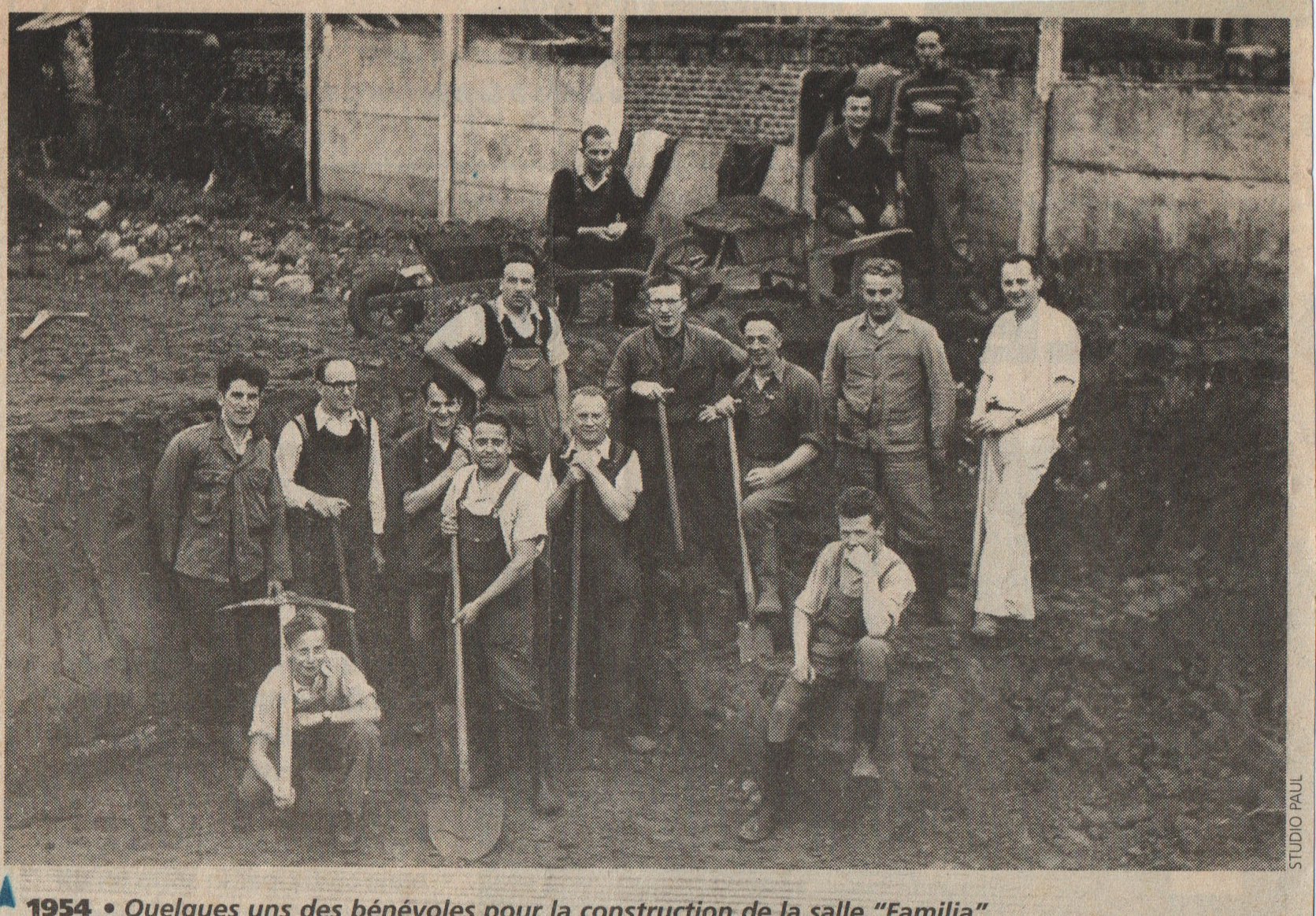 Quelques uns des bénévoles pour la construction de la salle "Familia"