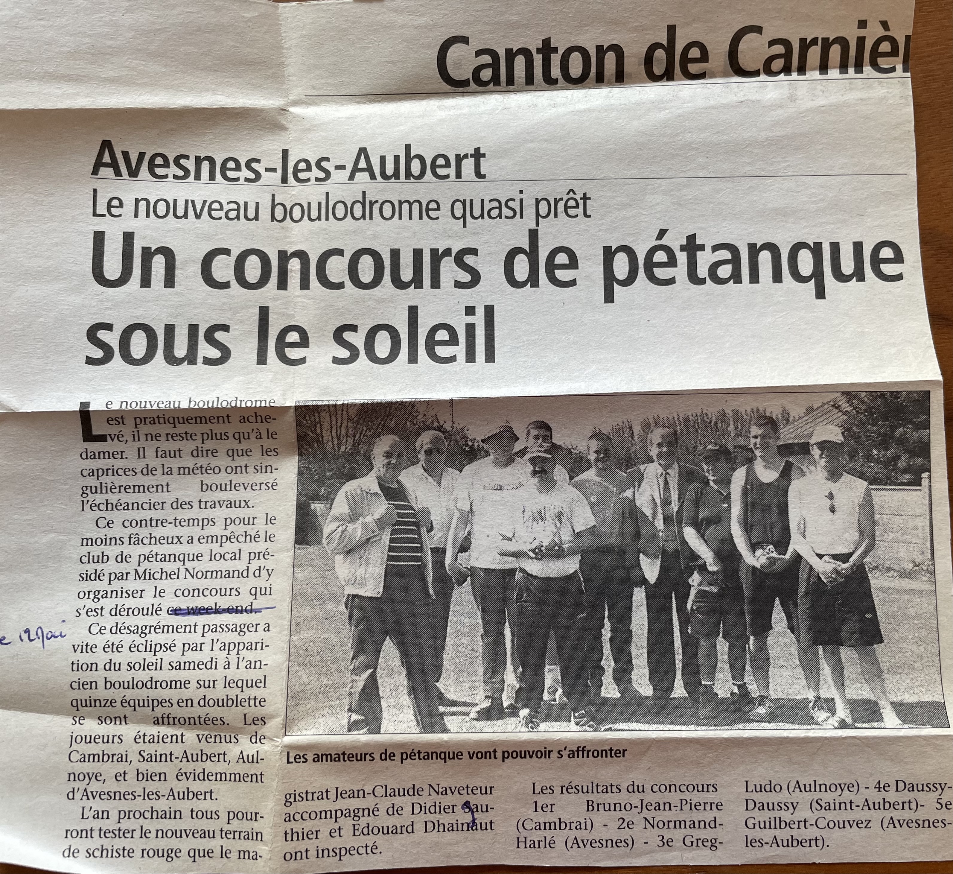 Un concours de pétanque sous le soleil