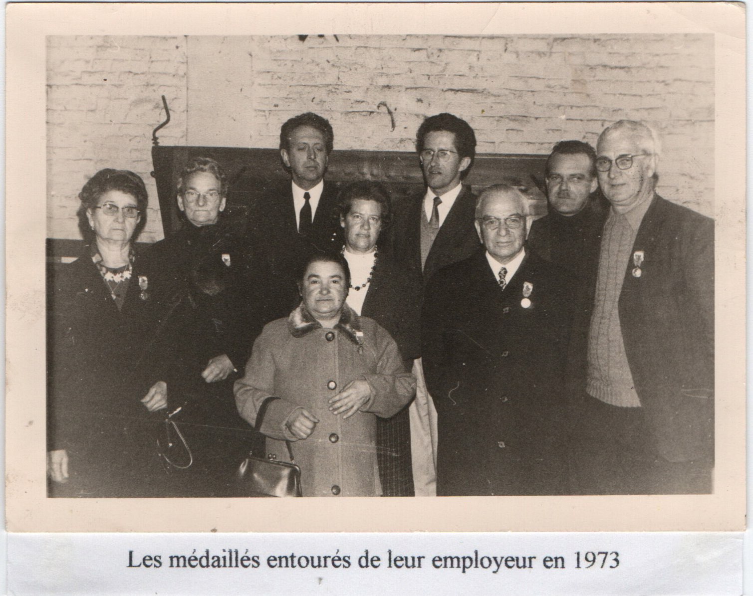 Les médaillés entourés de leur employeurs du tissage Bélisaire rue Henri Barbusse