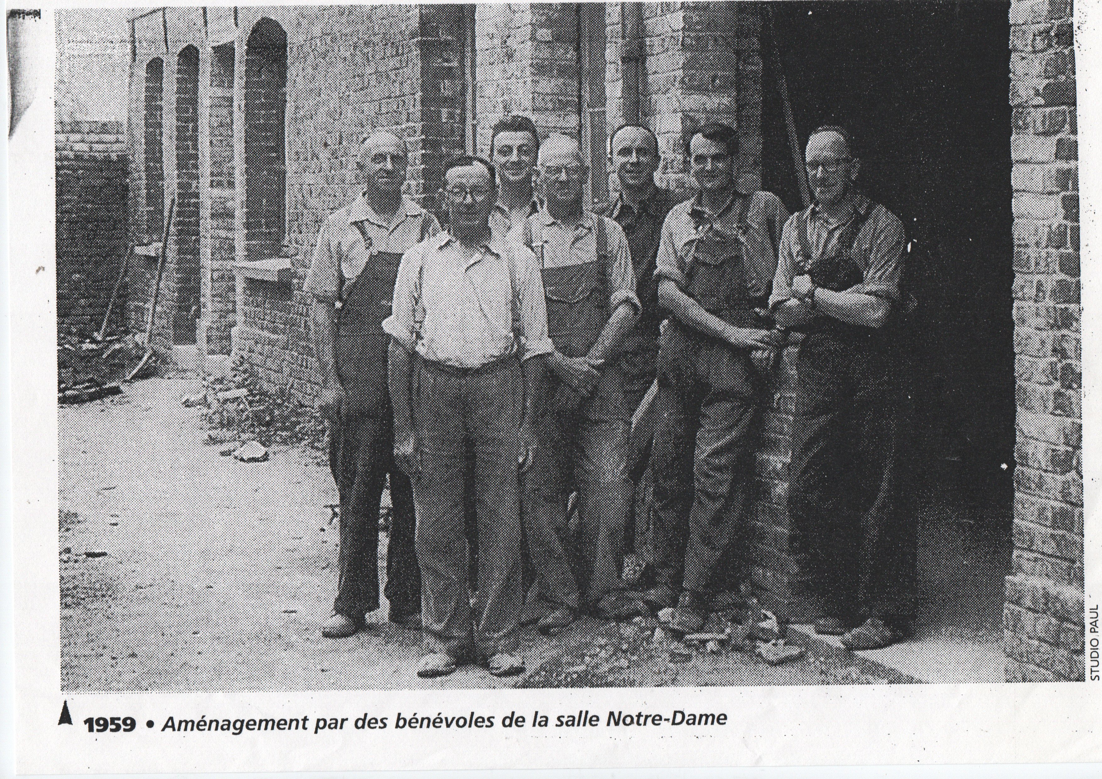 Aménagement par des bénévoles de la salle Notre-Dame