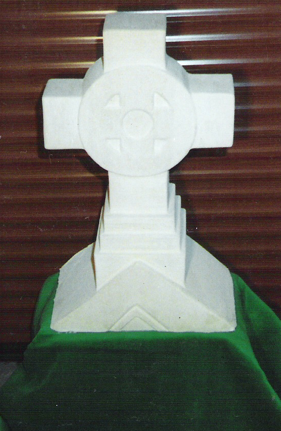 Croix qui orne la chapelle, sculptée par un bénévole dans un bloc de calcaire trouvé dans un champ voisin.